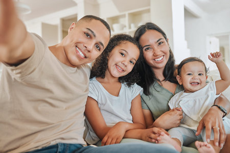 Família tirando uma selfie em casa