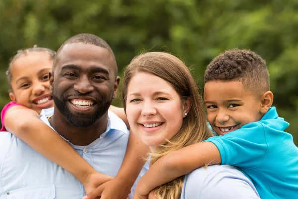 Família reunida e sorrindo